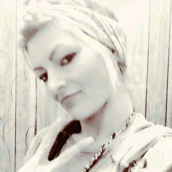 Meet your Posher, Cassondra - Picture 3 of 3